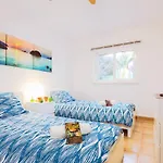 Strandnahes Hibiscus Mit Privatem Pool By Interhome Feriehus